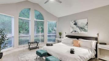 6 quartos, escrivaninha, ferros/tábuas de passar roupa, berço de viagem