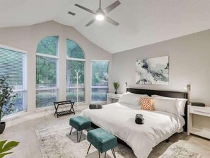 6 chambres, bureau, fer et planche à repasser, lit parapluie