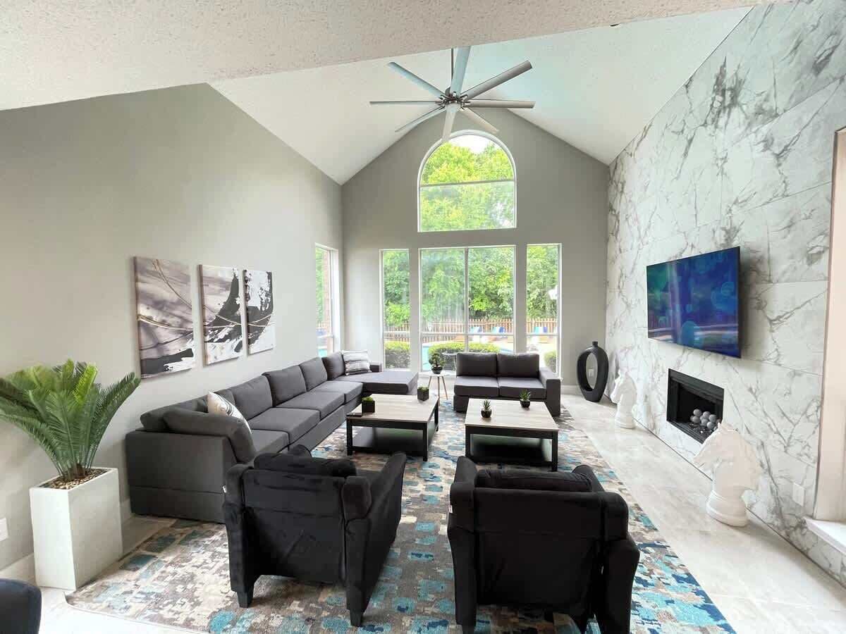 Televisión, chimenea, oficina