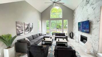 Televisión, chimenea, oficina