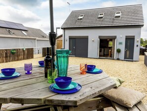 Outdoor dining - 2 bedroom accommodation in Newnham (Newnham)