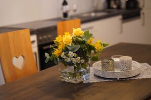 Appartement, salle de bains privée (Hänsel -Erdgeschoß) | Cuisine privée | Chaise haute