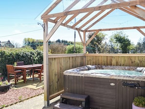 Outdoor dining - Where better to enjoy the hot tub in this delightful and private garden. (Stranraer)