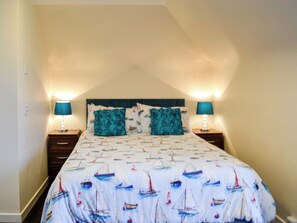 4 bedrooms, free WiFi, bed sheets, wheelchair access - Where better to enjoy the hot tub in this delightful and private garden. (Stranraer)