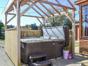 Outdoor spa tub - Where better to enjoy the hot tub in this delightful and private garden. (Stranraer)