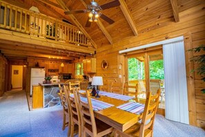 Dining - Beautiful Log Chalet/Cabin with Hot Tub (Berkeley Springs)