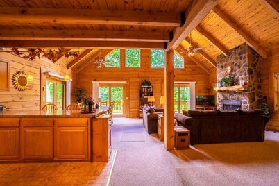 Beautiful Log Chalet/Cabin with Hot Tub