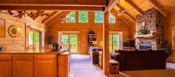 Beautiful Log Chalet/Cabin with Hot Tub