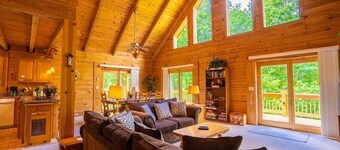 Beautiful Log Chalet/Cabin with Hot Tub