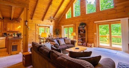 Beautiful Log Chalet/Cabin with Hot Tub