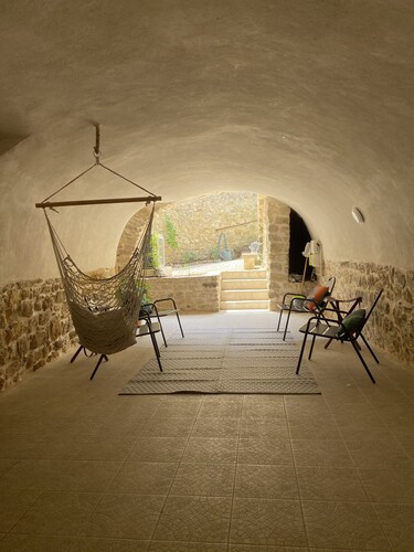 Charming house 800 m from the river with terrace and courtyard.