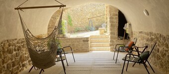 Charming house 800 m from the river with terrace and courtyard.