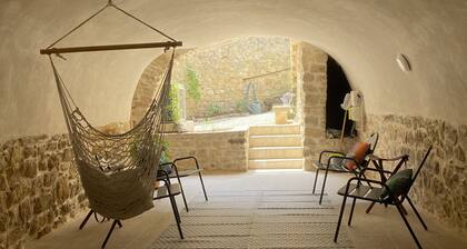 Charming house 800 m from the river with terrace and courtyard.