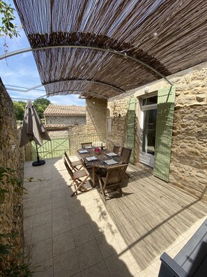 Outdoor dining - Charming house 500 m from the river with terrace and courtyard. (Cornillon)