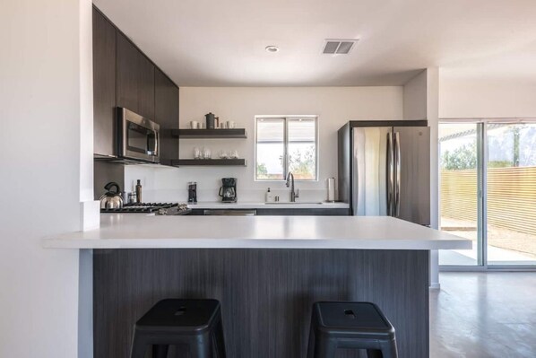 Jääkaappi, uuni, leivänpaahdin, tehosekoitin