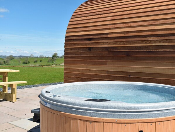 Outdoor spa tub - 1 bedroom accommodation in Llanelidan, near Ruthin (Llanelidan, near Ruthin)