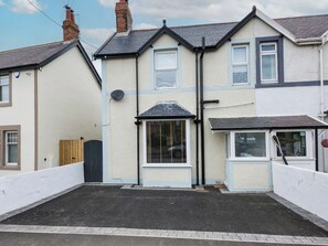 Exterior - 3 bedroom accommodation in Seahouses (Seahouses)