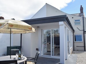 Outdoor dining - 3 bedroom accommodation in Seahouses (Seahouses)