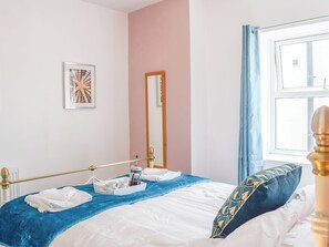 3 bedrooms, free WiFi, bed sheets - 3 bedroom accommodation in Seahouses (Seahouses)