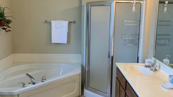 Combined shower/bathtub, jetted bath, hair dryer, towels