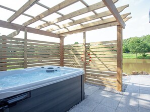 Outdoor spa tub - Kingfisher Lodge - UK33889 (Knowle, near Cullompton)