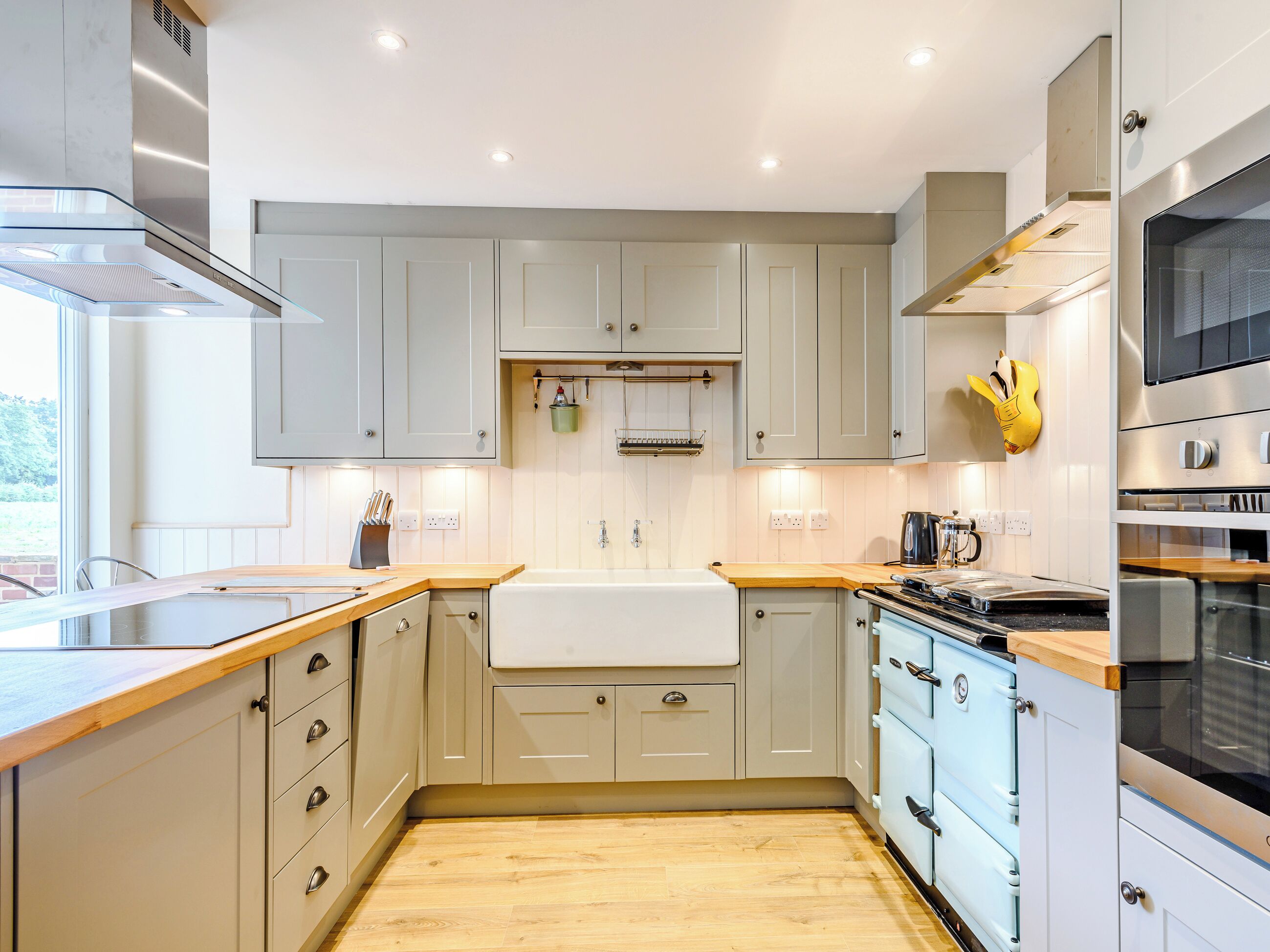 غسالة أطباق، كرسي للأطفال، مجمّد