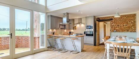 Oppvaskmaskin, høy barnestol og fryser