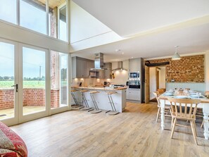 Dishwasher, high chair, freezer - 5 bedroom accommodation in Westwick (Westwick)