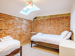 5 bedrooms, free WiFi, bed sheets
