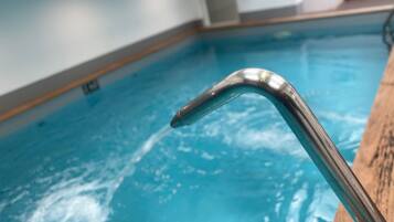 Een binnenzwembad en een verwarmd zwembad