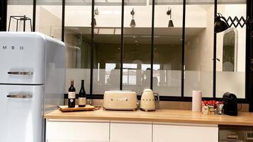 Een koelkast, een oven, een kookplaat, een vaatwasser