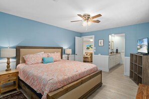 4 bedrooms, free WiFi, bed sheets - Million Dollar view on the Main River! No Canal. (Crystal River)