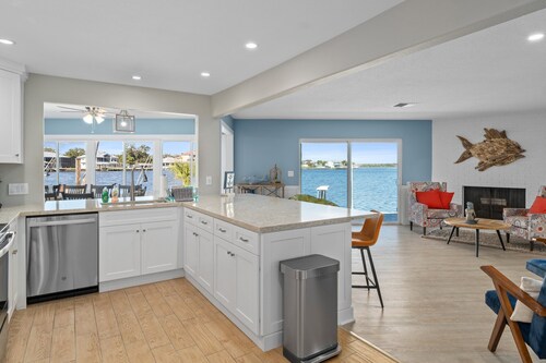 Million Dollar view on the Main River! No Canal.