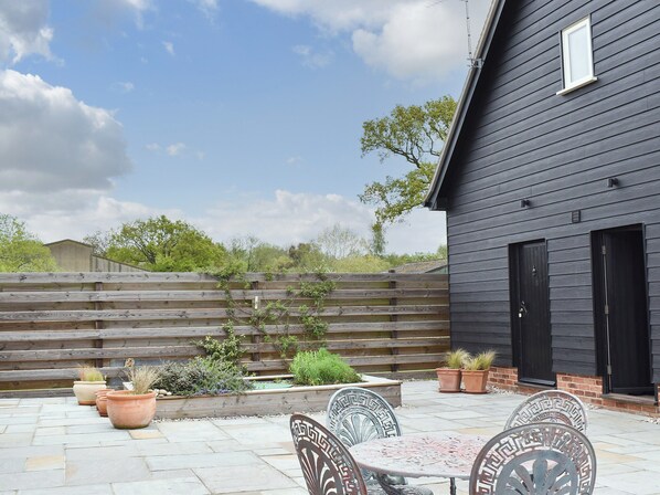 Outdoor dining - 1 bedroom accommodation in Bures (Bures)