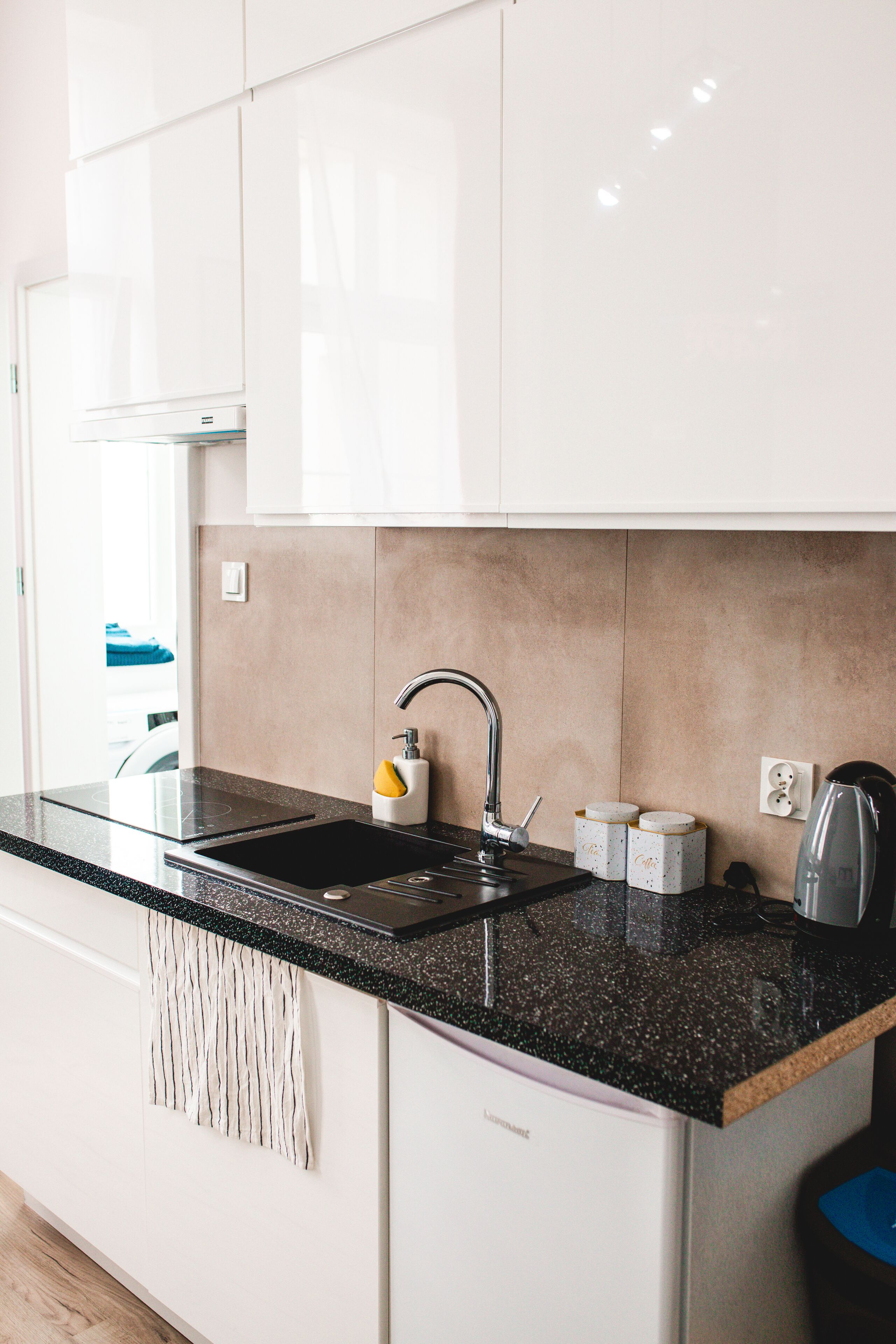 Kühlschrank, Herdplatte, Wasserkocher, Toaster