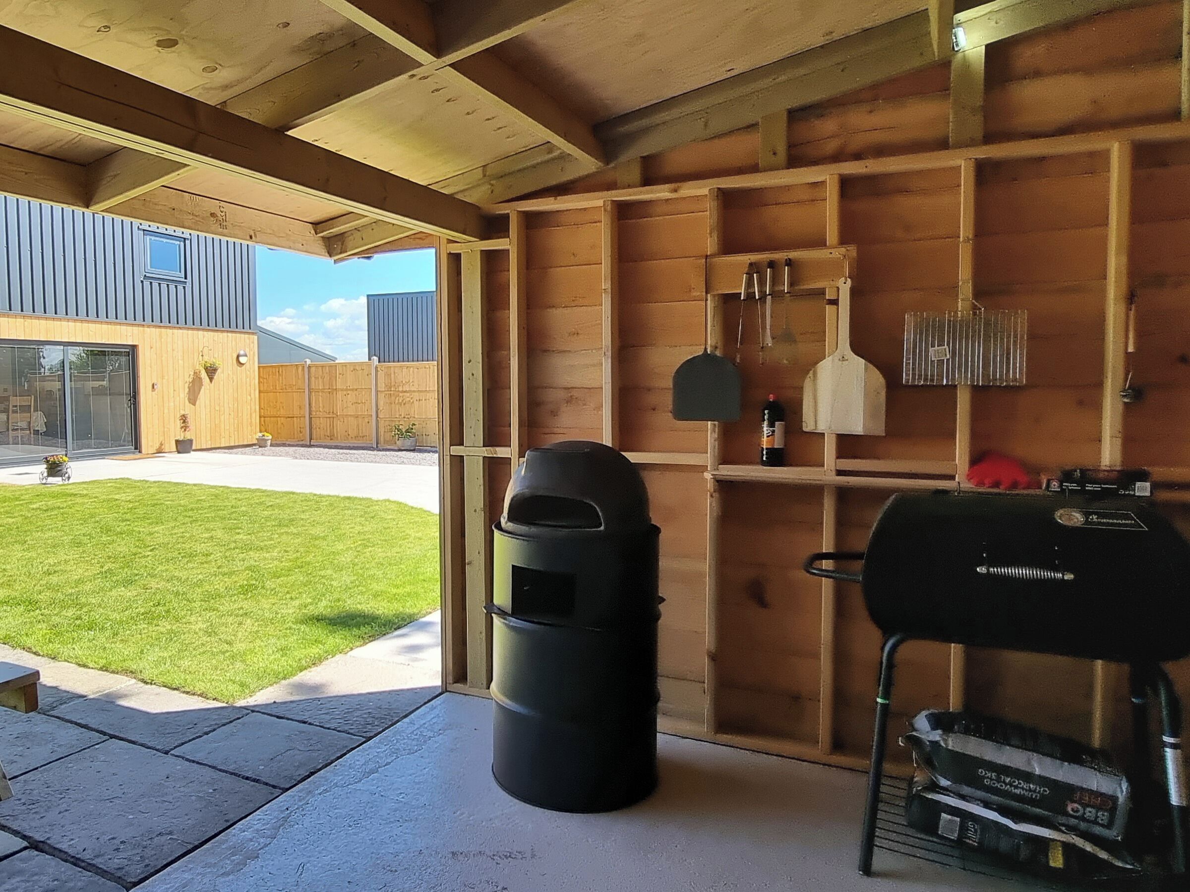 Cocina moderna con una parrilla integrada, un cubo de basura y una ventana con vistas a un patio trasero.
