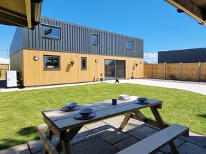 Outdoor dining - 5 bedroom accommodation in Somerton (Somerton)
