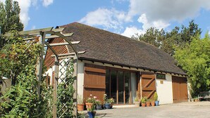 A building with a sloped roof, large windows, and a covered entrance. - 2 bedroom accommodation in Snodland (Snodland)