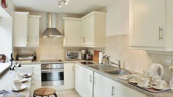 Dishwasher, cookware/dishes/utensils, freezer