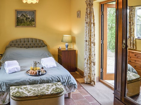 2 bedrooms, free WiFi, bed sheets. Bradcar Farm Cottage