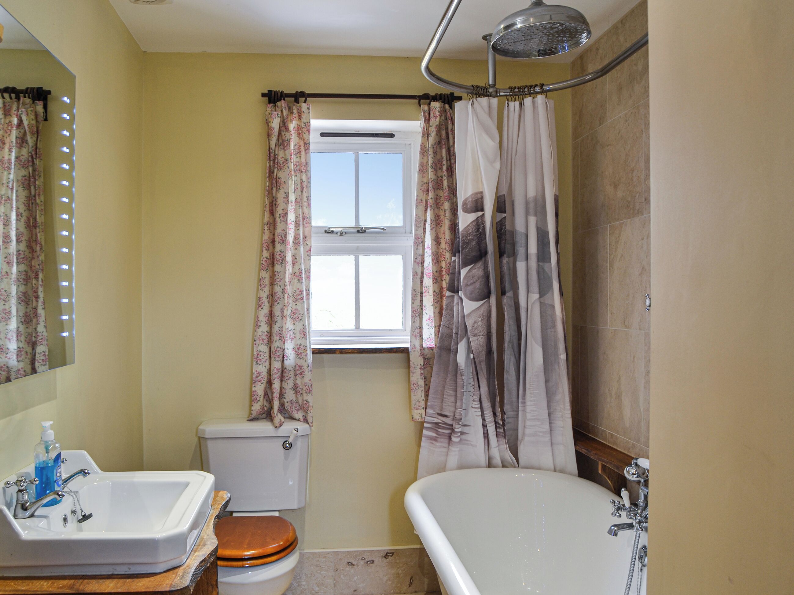 Un bagno con toilette, lavandino e vasca da bagno.