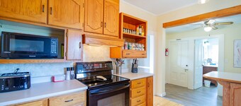 Woodbine Cottage with hot tub!