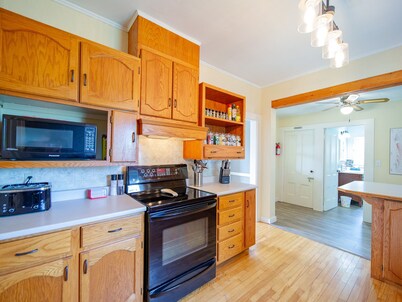 Woodbine Cottage with hot tub!