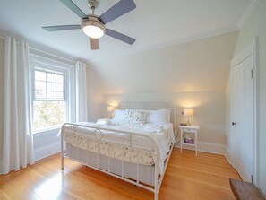 3 bedrooms, desk, iron/ironing board, free WiFi