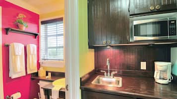 Fridge, microwave, oven, coffee/tea maker