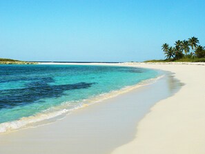 Beach nearby, sun loungers, beach towels