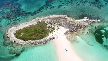 Beach nearby, sun loungers, beach towels