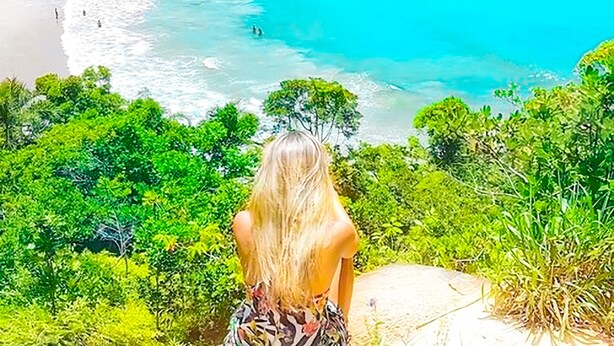 A person overlooking a coastal landscape with clear blue waters and sandy beaches. - VELINN Pousada Villa Caiçara (Ilhabela)