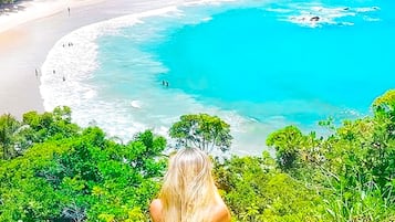 Una spiaggia nelle vicinanze, lettini da mare, ombrelloni