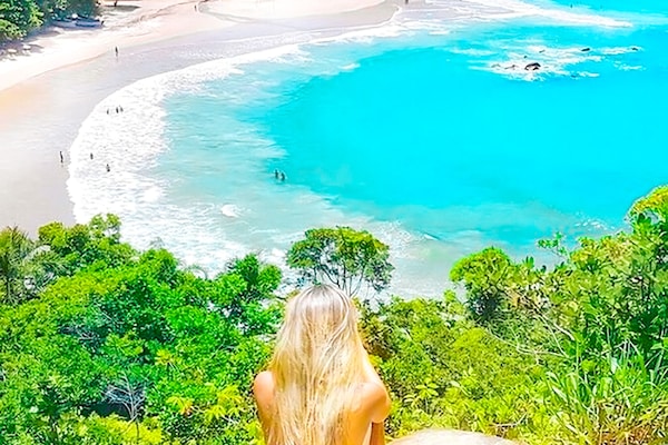 Gần bãi biển, cát trắng, dù trên bãi biển, massage trên bãi biển